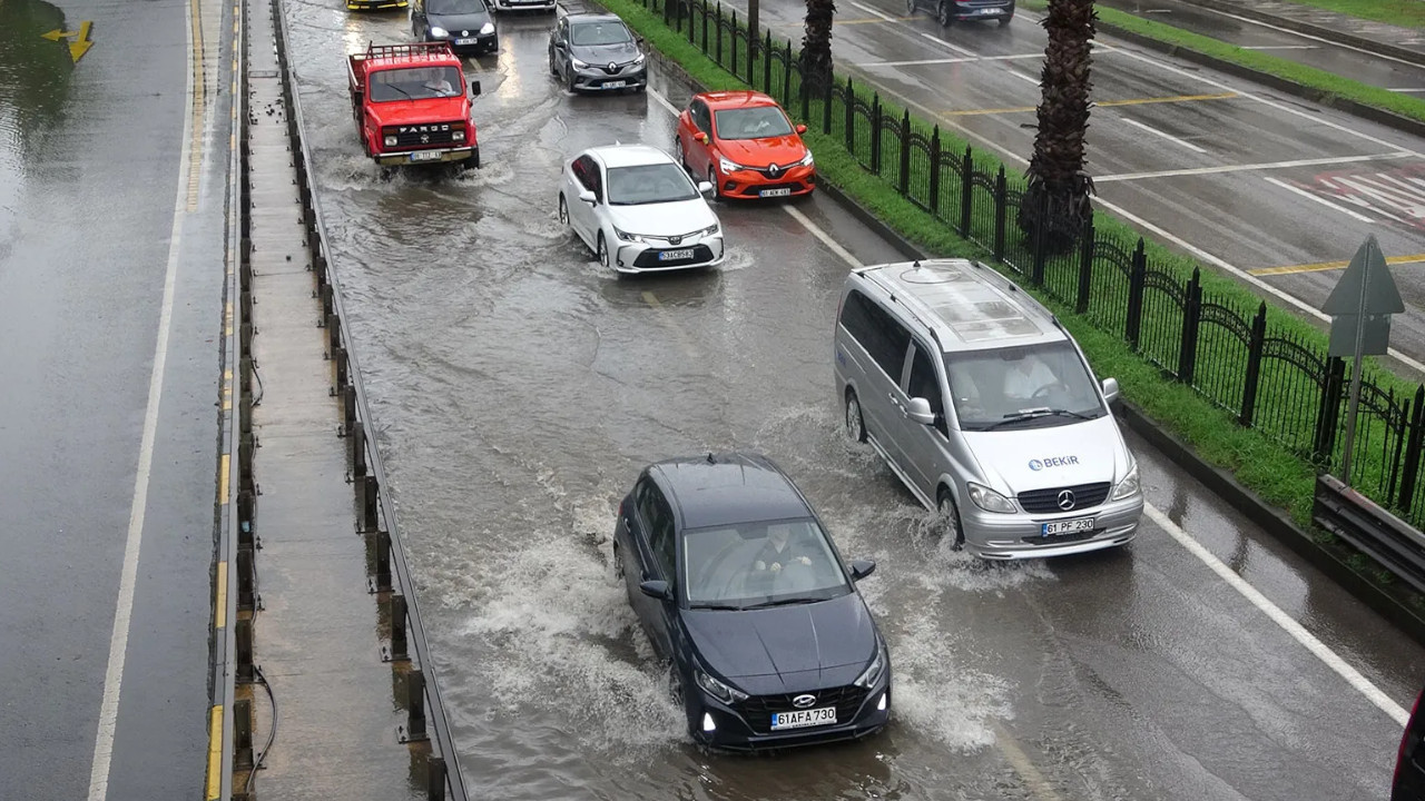 Trabzon’da sağanak: Cadde ve yollar göle döndü